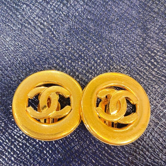 Chanel gold double C logo Earrings - Picture 1 of 9